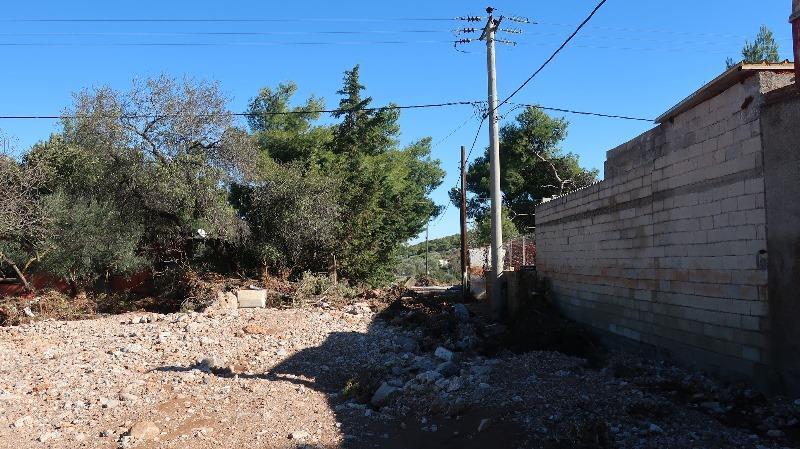 πλάτος - Lat: 23,464959 / Γεωγρ. μήκος - Long: 38,073667 2 Ανεπάρκεια Κτίσματα και δρόμος εντός μη διευθετημένου υδατορεύματος.