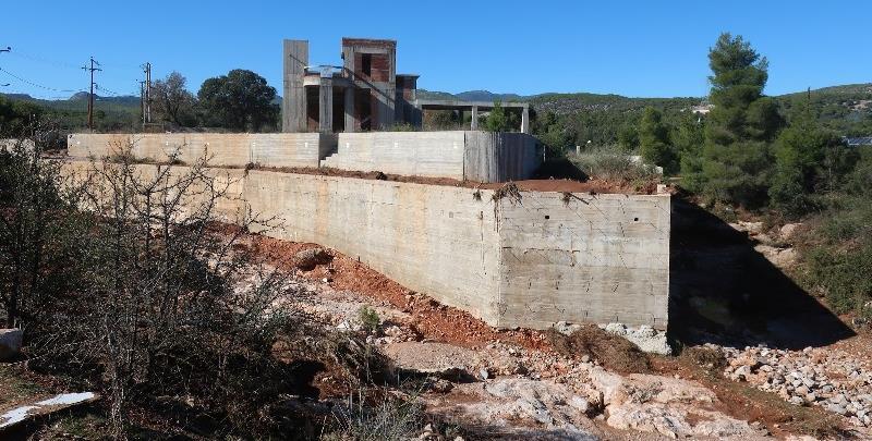 Ανάντη Μάνδρας στα δυτικά, παράλληλα με προέκταση οδού Αγίας Αικατερίνης Γεωγρ. πλάτος - Lat: 23,467852 / Γεωγρ.