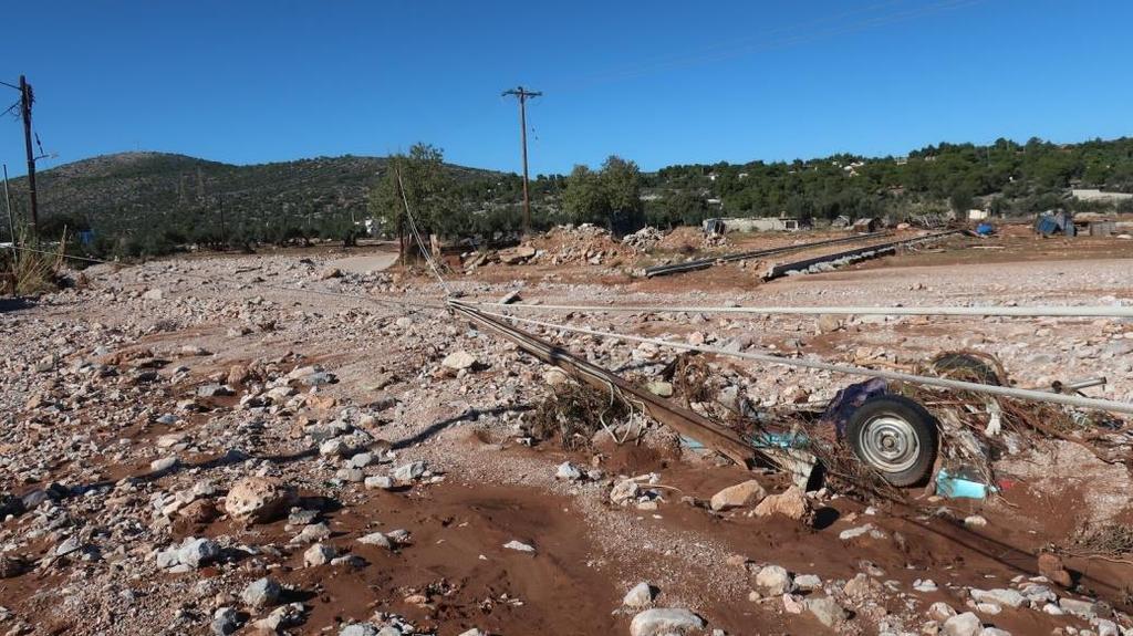 μήκος - Long: 38,077826 5 Ανεπάρκεια Συμβολή μη διευθετημένου υδατορεύματος με δρόμο. Υπερχείλιση και καταστροφή δρόμου και κτισμάτων. Ανάγκη ευρείας διευθέτησης υδατορεύματος (π.χ. διαμόρφωση κοίτης και εκτροπή προς ρέμα Σούρες) και κατασκευής τεχνικού έργου οδοποιίας (π.