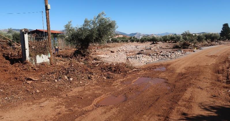 μήκος - Long: 38,078366 6 Ανεπάρκεια Κτίσματα και δρόμος εντός μη διευθετημένου υδατορεύματος. Υπερχείλιση και καταστροφή κτισμάτων και δρόμου.