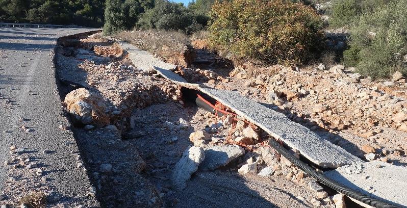 Ρέμα Σούρες 11 Ανεπάρκεια Δρόμος εντός μη διευθετημένου υδατορεύματος. Υπερχείλιση και καταστροφή δρόμου. Ανάγκη διευθέτησης υδατορεύματος (π.χ. κατασκευή υδραυλικών έργων οδοποιίας).
