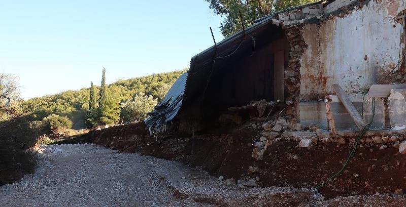 Εθνική οδός Ελευσίνας - Θηβών, βορειοδυτικά της Νέας Ζωής, κατάντη της εκκλησίας Αγίου Χαραλάμπου Γεωγρ. πλάτος - Lat: 23,452123 / Γεωγρ.