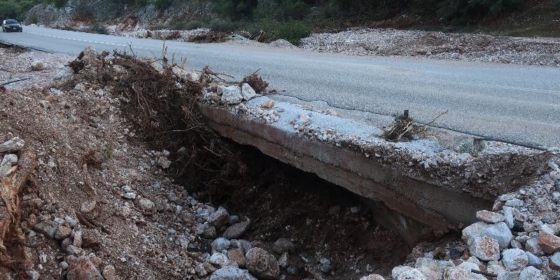 14 Ανεπάρκεια Συμβολή υδατορεύματος με δρόμο με κλειστό υδραυλικό έργο. Υπερχείλιση και καταστροφή δρόμου. Ανάγκη αύξησης της διατομής του κλειστού υδραυλικού έργου (π.χ. διαπλάτυνση, εκβάθυνση) με τακτικό καθαρισμό και συντήρηση.