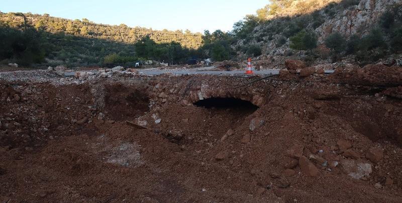 μήκος - Long: 38,096964 15 Ανεπάρκεια Συμβολή υδατορεύματος με δρόμο με κλειστό υδραυλικό έργο. Υπερχείλιση και καταστροφή δρόμου. Ανάγκη αύξησης της διατομής του κλειστού υδραυλικού έργου (π.χ. διαπλάτυνση, εκβάθυνση) με τακτικό καθαρισμό και συντήρηση.