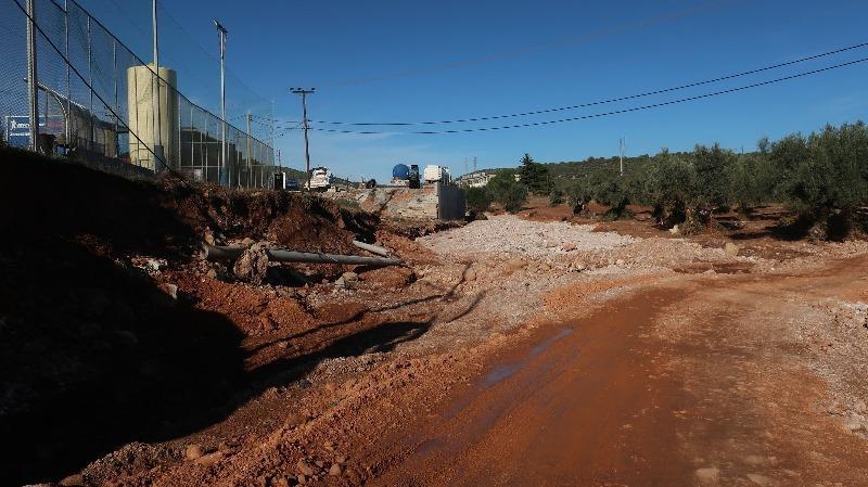 μήκος - Long: 38,090958 16 Ανεπάρκεια Συμβολή μη διευθετημένου υδατορεύματος με δρόμο. Υπερχείλιση και καταστροφή δρόμου και περίφραξης. Ανάγκη διευθέτησης και κατασκευής κλειστού υδραυλικού έργου (π.