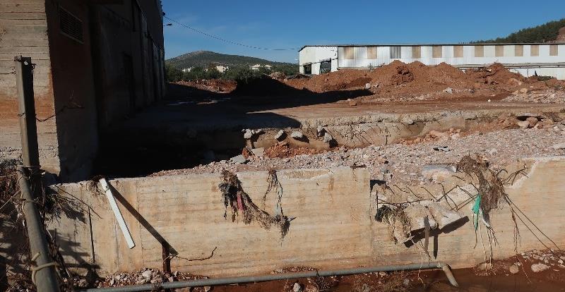 17 Ανεπάρκεια Κτίσματα εντός μη διευθετημένου υδατορεύματος. Υπερχείλιση και καταστροφή κτισμάτων.