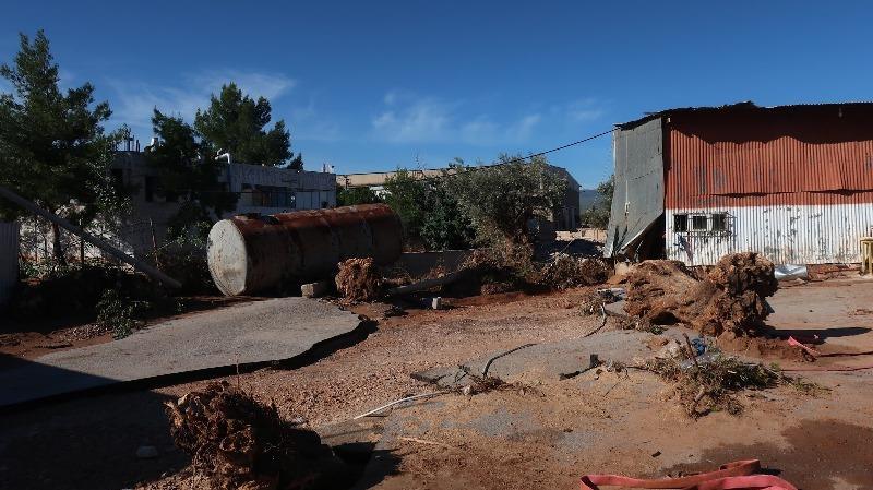 πλάτος - Lat: 23,499420 / Γεωγρ. μήκος - Long: 38,078832 18 Ανεπάρκεια Κτίσματα και συμβολή μη διευθετημένου υδατορεύματος με δρόμο με κλειστό υδραυλικό έργο.