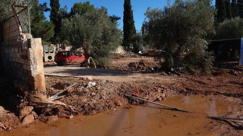 20 Ανεπάρκεια Συμβολή μη διευθετημένου υδατορεύματος με δρόμο. Υπερχείλιση και καταστροφή δρόμου και περίφραξης.
