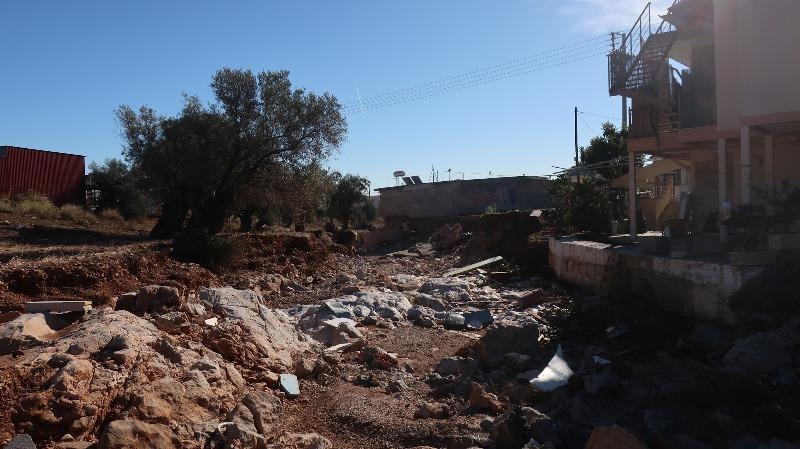 πλάτος - Lat: 23,505168 / Γεωγρ. μήκος - Long: 38,076322 21 Ανεπάρκεια Κτίσματα εντός μη διευθετημένου υδατορεύματος. Υπερχείλιση και καταστροφή τοίχων περίφραξης.