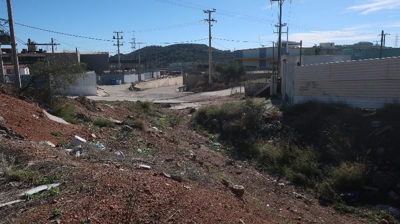 μήκος - Long: 38,053202 32 Ανεπάρκεια Συμβολή μη διευθετημένου υδατορεύματος με δρόμο και συνέχεια σε δρόμο. Υπερχείλιση.