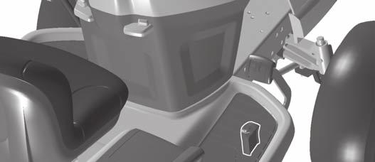 5 Fremadgående og baglæns bevægelse Bevægelsens retning og hastighed styres af speederpedalen og bakkespeederpedalen. Start traktoren og slå parkeringsbremsen fra.