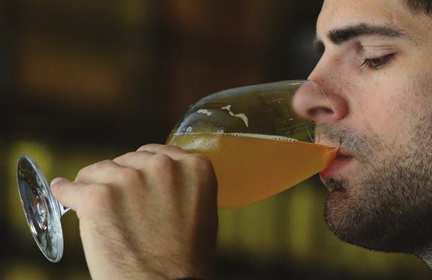 ΓΕΥΣΙΓΝΩΣΙΑ ΠΩΣ ΟΚΙΜΑΖΩ ΜΠΥΡΑ ΣΕ ΕΝΑ WINE BAR Oι λεπτομέρειες που απογειώνουν την εμπειρία ΑΡΗΣ ΣΚΛΑΒΕΝΙΤΗΣ ΓΕΩΡΓΙΑ ΚΑΡΑΜΑΛΗ Ο οργανοληπτικός έλεγχος αποτελεί δομικό στοιχείο τόσο