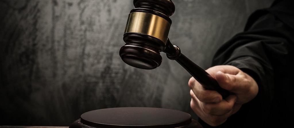 Φέρονται ως κατηγορούμενοι για ανθρωποκτονία από αμέλεια, για τον θάνατο του Αποστόλη Μολυβιάτη (21 ετών) πάνω σε παράνομη διαφημιστική πινακίδα, που είχαν τοποθετήσει παράνομα ο Δήμος, η Δημοτική