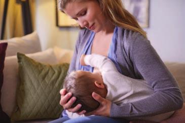 Θηλασμός διδύμων Στην αρχή, μπορείτε απλά να ταΐζετε τα μωρά σας διαφορετικές ώρες και να χρησιμοποιείτε μία από τις παραπάνω θέσεις.