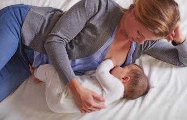 Στάση κάτω από τη μασχάλη Ιδανική για την ανάρρωση από καισαρική τομή και για γυναίκες με μεγάλους μαστούς Κρατήστε το μωρό δίπλα σας, με τον αγκώνα λυγισμένο.