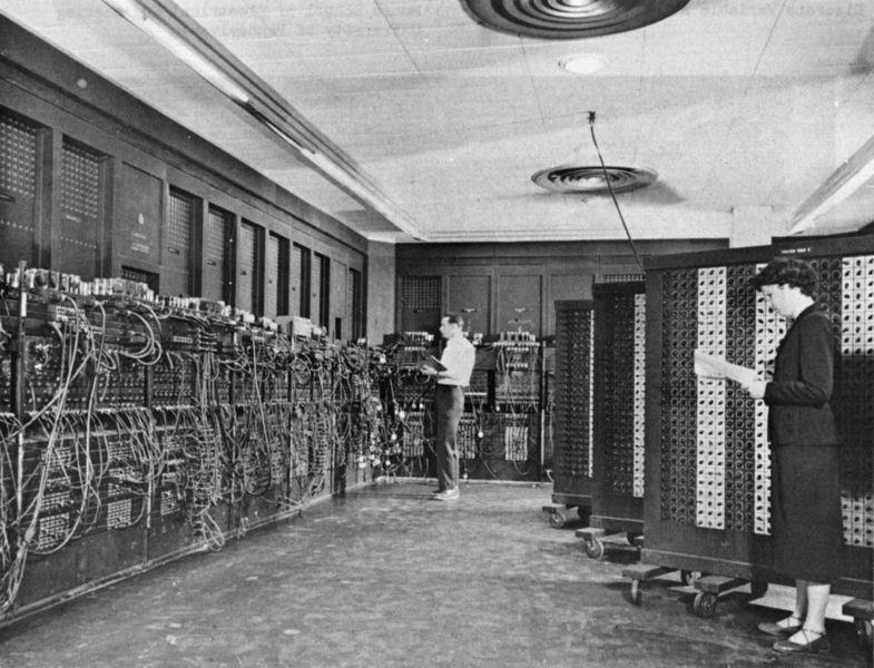 Ιστορική Αναδρομή ΕΝΙΑC 1943 1946: University of Pennsylvania (Mauchly και Eckert) Electronic Numerical Integrator and Calculator Πρώτος ηλεκτρονικός υπολογιστής γενικού σκοπού Χρήση ηλεκτρονικών