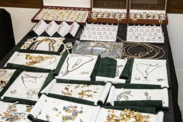 Εκατό χιλιάρικα χρησιμοποιούσε κάθε πρωί το κύκλωμα Ριχάρδου, προκειμένου να διαφημίζει τα ενεχυροδανειστήρια και να «φέρνει» απελπισμένο κόσμο στα..ταμεία του.