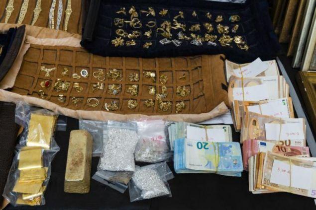 Αντικείμενο δραστηριότητας των εγκληματικών οργανώσεων ήταν η λαθρεμπορία χρυσού και συγκεκριμένα η συνεχής και αδιάλειπτη παράνομη εξαγωγή του στην Τουρκία, κυρίως μέσω τουριστικών λεωφορείων που