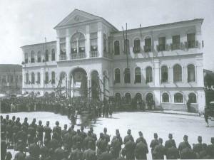 ΤΟ ΔΙΟΙΚΗΤΗΡΙΟ ΤΗΣ ΠΟΛΗΣ ΜΑΣ Το διοικητήριο της πόλης μας θεμελιώθηκε στις 12 Οκτωβρίου του 1870 από τον τότε Βαλή των Ιωαννίνων, Αχμέτ Ρασήμ Το εντυπωσιακό αυτό μέγαρο καταστράφηκε με περιπετειώδη