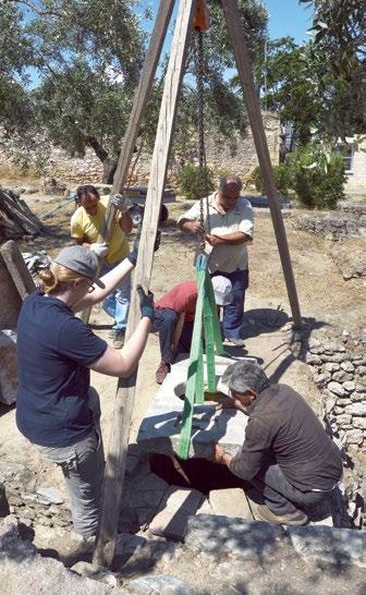 RESTAURIERUNG KULTURERHALT 3 Wiederanbringung der Mündungseinfassung mit Hilfe eines Holzstativs Επανατοποθέτηση του προστομιαίου με τη βοήθεια ξύλινου τρίποδα portieren.