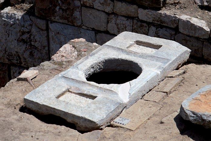 ΔΙΑΤΗΡΗΣΗ ΠΟΛΙΤΙΣΤΙΚΗΣ ΚΛΗΡΟΝΟΜΙΑΣ ΣΥΝΤΗΡΗΣΗ 4 Die Mündungseinfassung nach der Wiederanbringung im Gelände und die Restaurierungsarbeiten Το προστομιαίο μετά την επανατοποθέτηση στον χώρο και τις