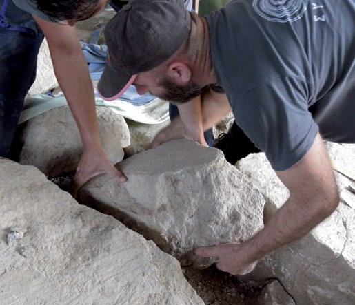 WESTGIEBEL KALAPODI KULTURERHALT 2 Teilentfernung der Fragmente des Orthostaten O.2 Τμηματική αφαίρεση των θραυσμάτων του ορθοστάτη Ο.
