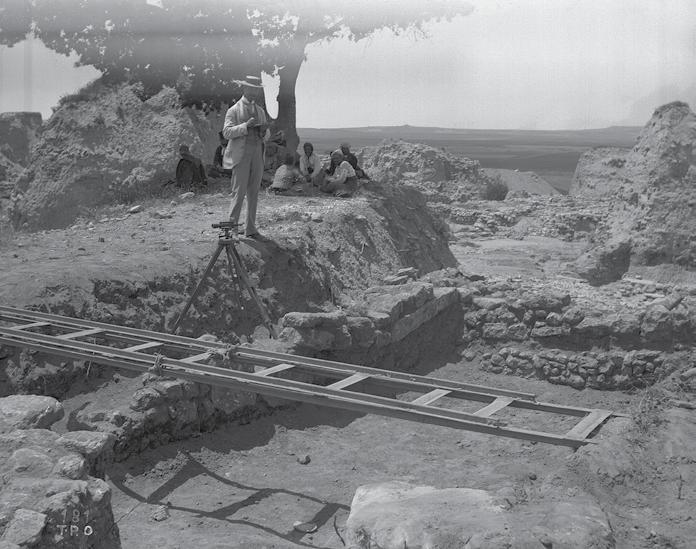 DER ERSTE FOTOGRAF RUDOLF ROHRER INSTITUTS- UND FORSCHUNGSGESCHICHTE 1 Troja, Wilhelm Wilberg bei der Dokumentation von Hausmauern der Schicht Troja V, Aufnahme von R.
