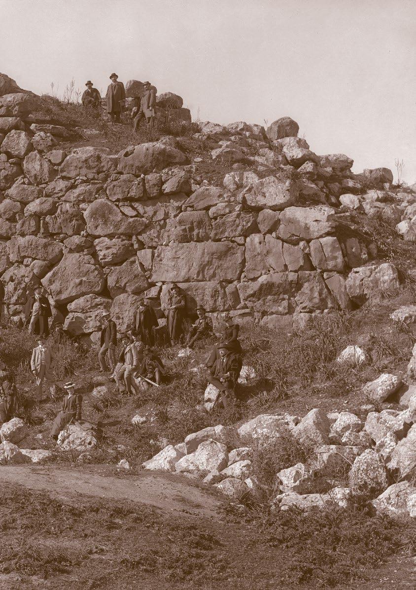 2 Hintergrund: Tiryns, Reisegesellschaft auf der Torrampe und am Burgtor, 1899 Στο βάθος: