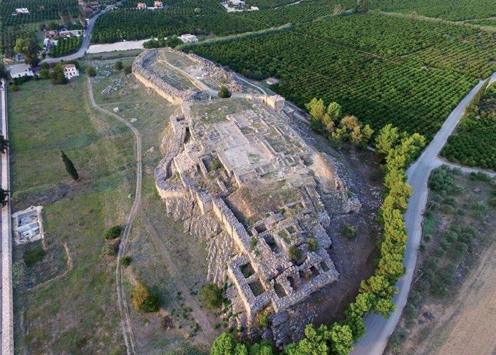 UNTERSTADT-GRABUNG TIRYNS 1 Tiryns, Luftbild der Akropolis von Süden Τίρυνθα, αεροφωτογραφία της Ακρόπολης από νότια Die aktuelle Unterstadt-Grabung und das Erbe palatialer Bauplanungen Lange Zeit