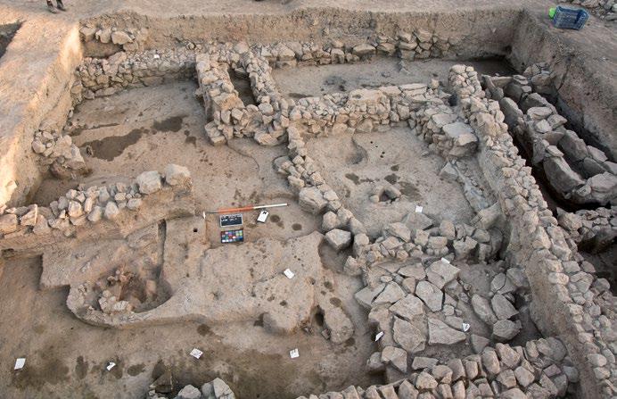 UNTERSTADT-GRABUNG TIRYNS 5 Tiryns, Blick auf einen Hof des ersten nachpalastzeitlichen Bauhorizonts mit Pflaster aus Steinplatten und umgebenden Räumen Τίρυνθα, άποψη μιας αυλής της πρώτης