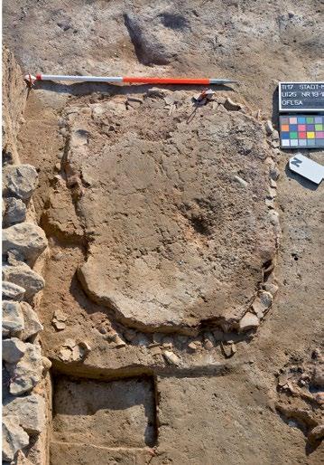 ΤΙΡΥΝΘΑ ΑΝΑΣΚΑΦΗ ΣΤΗΝ ΚΑΤΩ ΠΟΛΗ 6 Tiryns, aus Lehm hergestellte Oberfläche eines nachpalastzeitlichen Herdes (links) und deren Unterlage aus horizontal verlegten Keramikfragmenten (rechts) Τίρυνθα,