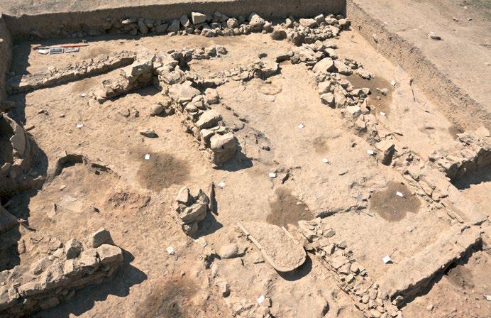 UNTERSTADT-GRABUNG TIRYNS 7 Tiryns, Wanne in einem durch Brand zerstörten nachpalastzeitlichen Gebäude mit Hinweisen auf handwerkliche Tätigkeiten Τίρυνθα, ασάμινθος σε κατεστραμμένο από πυρκαγιά