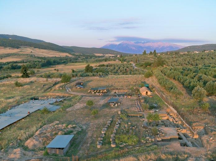 KALAPODI FELDFORSCHUNGEN 1 Kalapodi, Luftbild von Nordosten Καλαπόδι, αεροφωτογραφία από τα βορειοανατολικά Kalapodi In den Jahren 2016 und 2017 wurden die 2014 begonnenen Arbeiten zu Untersuchungen