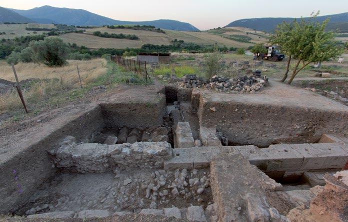 ΈΡΕΥΝΕΣ ΠΕΔΊΟΥ ΚΑΛΑΠΟΔΙ 4 Kalapodi, Blick von Norden über NO4 und NO2 Καλαπόδι, άποψη των τομών ΝΟ4 και ΝΟ2 από τα βόρεια ενισχύει την υπόθεση ότι ο πολυφασικός αναλημματικός τοίχος (εικ.