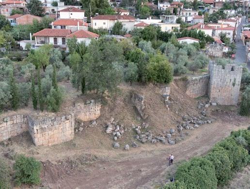 TITHOREA FELDFORSCHUNGEN 3 Tithorea, Abschnitt der antiken Stadtmauer im Dorf (Luftaufnahme mit Oktokopter) Τιθορέα, Τμήμα του αρχαίου τείχους της πόλης στο χωριό (αεροφωτογραφία με οκτακόπτερο)