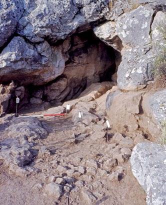 ARGOLIS FORSCHUNGSBERICHTE Mykenische Siedlungsstrukturen in der Argolis Auf dem Berg Profitis Ilias, 284,10 m über Agios Adrianos, wurde ein früharchaisches Gipfelheiligtum unmittelbar auf einer