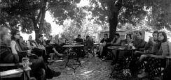 «Στο χωριό, στο Μονοδένδρι», έξι κάτοικοι του χωριού, καθώς και ο ποιητής Μιχάλης Γκανάς, παρατηρώντας το φυσικό φως που αναβοσβήνει τις καλοκαιρινές νύχτες, μιλούν για τις αναμνήσεις τους, τον