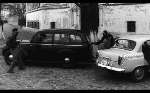 Το 1959, στη Ρουμανία, έξι πρώην μέλη της νομενκλατούρας και της μυστικής αστυνομίας ληστεύουν την Εθνική Τράπεζα.