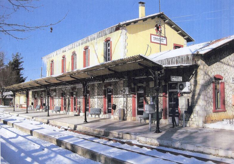 3 Σταθμός Τρίπολης Με μια απαξιωτική για το τραίνο λογική, προβάλλεται η οδική υπεραυτάρκεια της περιοχής μας με την οποία έχει «λυθεί» το συγκοινωνιακό και κυρίως αναπτυξιακό της πρόβλημα.