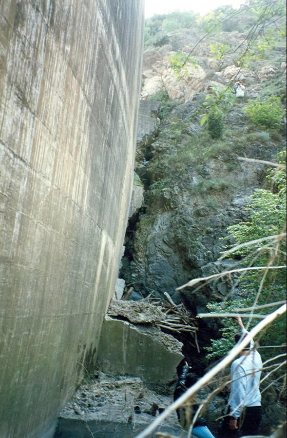 επιφάνεια ρήγματος (επιφάνεια όπου «ακουμπά» το πεσμένο τέμαχος- διακεκομμένη
