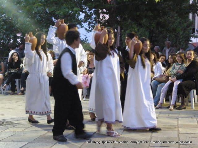 πεη ηα κειινύκελα. Τν πξσί αλήκεξα ηνπ Ατ Γηαλληνύ ζπγθεληξώλνληαη γηα λα αλνίμνπλ ηνλ Κιήδνλα.