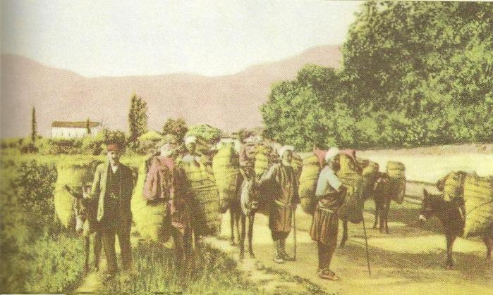 ηνπο 350.000 πεξέπνπ, απφ ηνπο νπνένπο νη 165.000 εέλαη Έιιελεο. Ο ππφινηπνο πιεζπζκφο απνηειεέηαη απφ πεξέπνπ 100.000 κνπζνπικϊλνπο, 30.000 Δβξαένπο, 25.000 ΑξκΫληνπο θαη 20.000 Δπξσπαένπο.