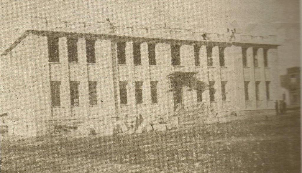 Σνλ Ηνχιην ηνπ 1929 ςεθέζηεθε ε αλϋγεξζε ηνπ πξψηνπ θηηξένπ πνπ ρηέζηεθε απνθιεηζηηθϊ γηα ζρνιεέν ζηελ Πηνιεκαΐδα, ην νπνέν ζηϋγαζε ην 1 ν Γεκνηηθφ ζρνιεέν, θαζψο ην πξνεγνχκελν άηαλ ζε πνιχ θαθά