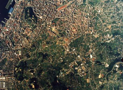 As cidades constitúense en focos de atracción de poboación, de acordo ao último censo, Vigo é o único municipio galego que aumenta a súa poboación, o que provoca o incremento da construcción de