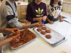 Στη δεύτερή τους συνάντηση οι μαθητές του Ομίλου IncrEDIBLES ετοίμασαν σπιτικά μπιφτέκια από κοτόπουλο, σαλάτα