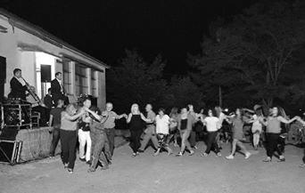 Νίκο Καλαμίδα και Σωτήρη Σακαβίτση και τον Σπύρο Ζαγόρα στο αρμόνιο μάς χάρισε μια ανεπανάληπτη βραδιά.