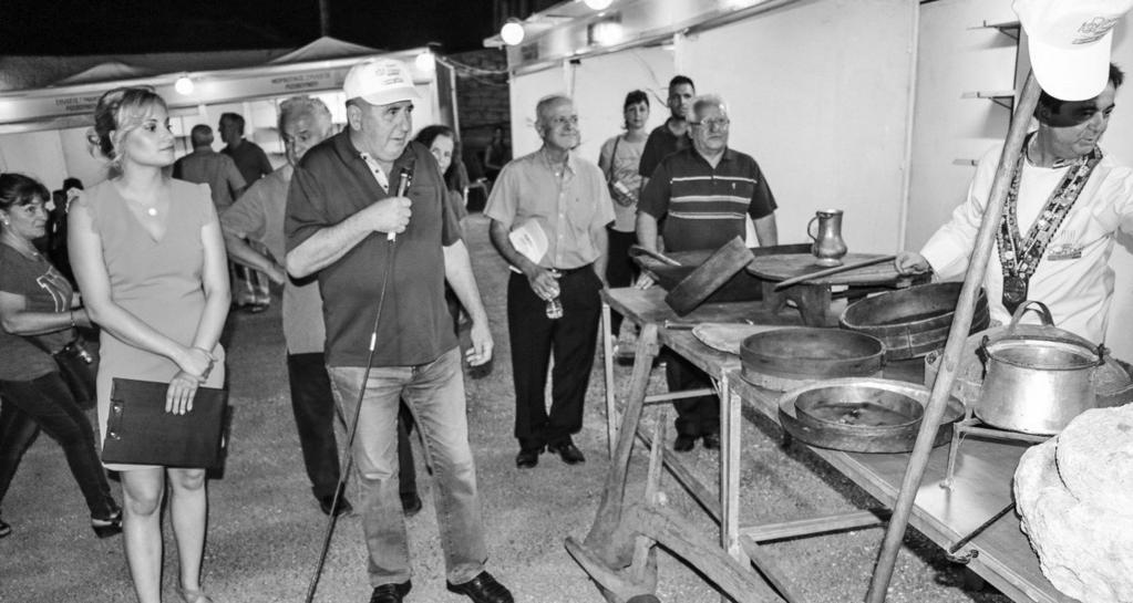 Οι επισκέπτες είχαν τη δυνατότητα και την ευκαιρία να γευτούν τα πλούσια, νόστιμα και γευστικά εδέσματα που διέθετε το περίπτερό μας (μακαρονόπιτες, τυρόπιτες, ζυμαρόπιτες, γαλατόπιτες, τηγανίτες,