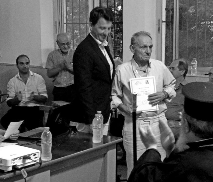 Ά σσος 5 Ο Γεώργιος Λαμπρούσης του Στεφάνου και της Δήμητρας (Γιώργο Στέφης) παραλαμβάνει το τιμητικό δίπλωμά του από τον Δήμαρχο Ζηρού Νίκο Καλαντζή.