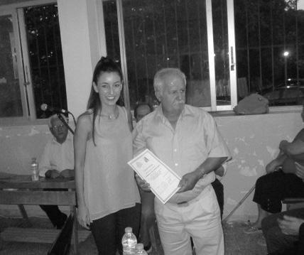 Λαμπρούση παραλαμβάνει το τιμητικό της δίπλωμα από τον Σεβ. Μητροπολίτη Νικοπόλεως & Πρεβέζης κ.κ. ΧΡΥΣΟΣΤΟΜΟ. Ο Αθανάσιος Χρήστου παραλαμβάνει το τιμητικό του δίπλωμα από τον πρόεδρο του Δημ.