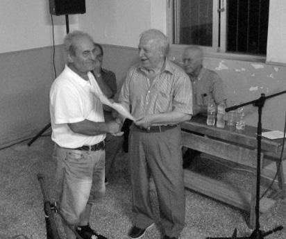 Ά σσος 7 Ο Γεώργιος Π. Σταύρου παραλαμβάνει το τιμητικό δίπλωμα για τον παππού του Κων/νο Στ. Σταύρου-Γάκη από τον εκδότη του περ. "Απειρος Χώρα" Σωκράτη Βασιλείου. Ο Λάμπρος Δ.